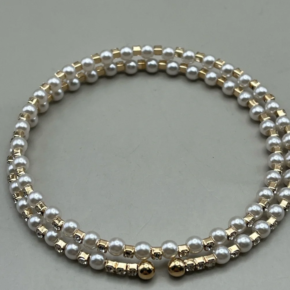Elegant Pearl and Gold Bracelet - Picture 2 of 3